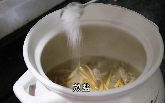 1块排骨1只墨鱼，简单一做，营养补钙，孩子三天两头想着吃
