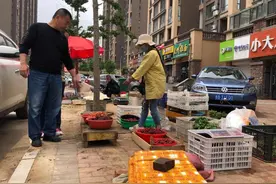 摊位上的民生 | 小市场重现熙熙攘攘，小摊位激活城市烟火图片