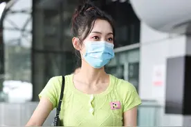 宣璐穿浅绿色短T搭配黑色百褶短裙四肢纤细，高扎丸子头青春靓丽图片
