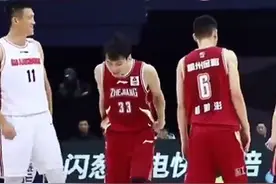 搞笑！余嘉豪被倒地的赵睿绊倒，吴前向周鹏模仿演绎，动作到位图片