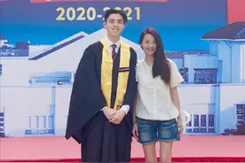 52岁许秋怡出席儿子毕业礼，母子合照似姐弟，儿子颜值不如父母图片