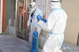 警徽在抗疫一线闪耀图片