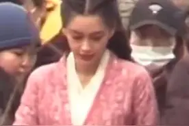 baby近照发福？腹部隆起，被嘲成大肚婆，黄晓明却暴瘦20斤图片