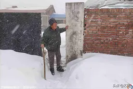 7旬老人冒雪在门口盼孩子回家，数千公里外儿子看到视频后哭了图片