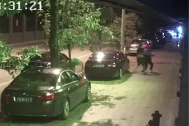 南宁一男子打保安还称父亲是公安局领导，警方：打人者被拘 其父是普通民警图片