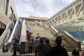 古城西安新会客厅给市民带来无尽惊喜 “丹凤门广场华丽亮相，分区乘车人多不拥挤”图片