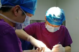 眼睛太小也可以治！暖医减免手术费，助父母双亡男孩看到“完整世界”图片