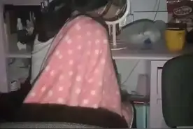 每日一笑哈哈：恐怖！女朋友总是半夜起来照镜子，这是怎么回事？图片