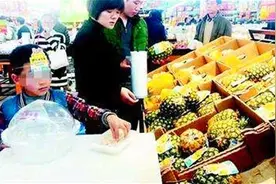 5岁男孩偷吃草莓，店员要求“90元一斤”赔钱，妈妈做法让人称赞图片