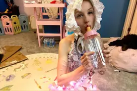 美25岁女子扮成婴儿生活，谁婴儿床玩玩具，每月花两千买尿不湿图片