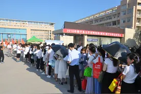 在编教师月薪3000，私立学校月薪10000，老教师：选错了难回头图片