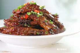 酥嫩软糯的广式小吃虎皮凤爪，越嚼越带劲，好吃到舔手指图片