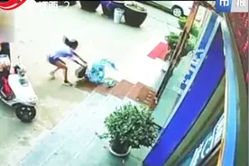 孩子滚下台阶 妈妈看监控笑疯 网友：“肯定是亲生的”视频封面