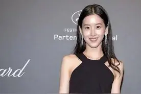 有钱人都这么瘦吗？看章泽天穿挂脖连体裤快撑不起，不过挺时髦的图片
