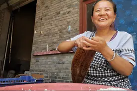 陕西美女在山西小镇做美食，生意红火，10年不回家过年图片