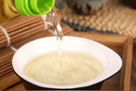 成本几毛钱的“自制除草剂”方法简单好用，老农的分享也实在多了图片