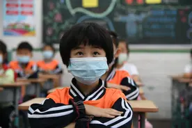 143天超长假期结束！“小豆包”返校好开心，爸妈送上学“很激动”图片