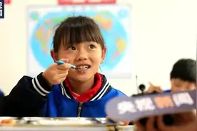 女童舍不得吃虾带给生病的妈妈！父母最大的福报：养出感恩的孩子图片
