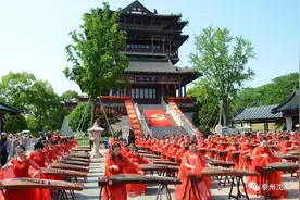 泰州望海楼前百人古筝奏响时代强音 庆祝建党一百周年图片