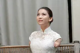 她三岁失去双臂，上过《非诚勿扰》相亲，如今仍然孤身一人图片