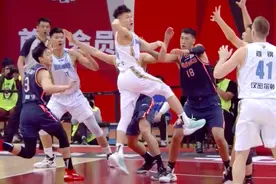断子绝孙式犯规？刘晓宇连踢带顶，广东杜锋爱将捂着私处痛苦退场图片