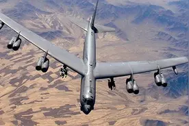 硬核对抗！俄出动多架王牌战机拦截美战略轰炸机图片