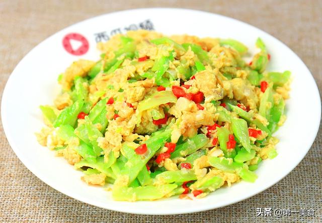 苦瓜炒鸡蛋，想要苦瓜不苦，鸡蛋鲜嫩滑口，厨师长告诉你窍门