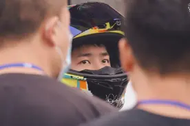 王一博车队遭质疑，参赛全程队友保驾护航，被车手调侃装过头翻车图片