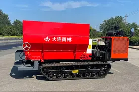 针对水田设计的履带撒肥机，号称全地形小坦克图片