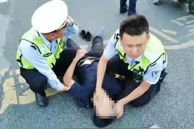 江苏泰州：这名交警被拍了，还上传到抖音、朋友圈！图片