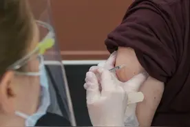 29岁女子接种疫苗两天后成为植物人，两个月后病逝图片