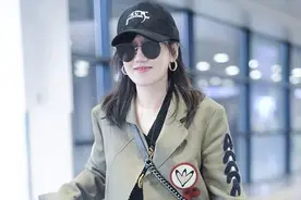 薛佳凝这才叫逆龄，西装搭高筒袜，42岁老阿姨嫩成22岁小姐姐图片