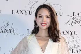 “世界小姐”张梓琳，穿白色连衣裙踩银色高跟鞋气质出众，太优雅图片
