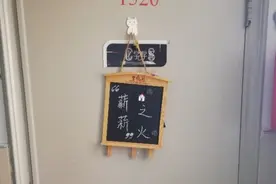 大学生宿舍门上的装饰都是什么样的？图片
