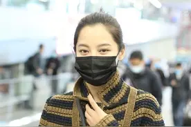 辛芷蕾穿得好老气，深色条纹外套太低调，颜值不高别尝试图片