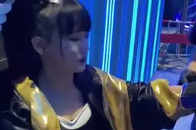 黄龄在拳击台上被对手打哭，下巴移位呼吸困难，下场立马看医生图片