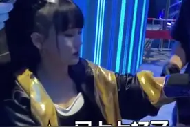 黄龄在拳击台上被对手打哭，下巴移位呼吸困难，下场立马看医生图片