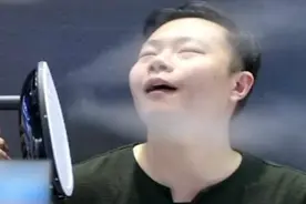 来呀，快活呀！记者带您体验进博黑科技：熨烫不伤脸！视频封面