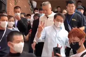 成龙现身高校变院长，罗圈腿严重走路晃悠，带5个保镖人气好高图片