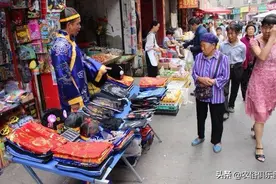 农村传统葬俗，去世要穿系带老式寿衣，还不能带扣子，究竟为何？图片