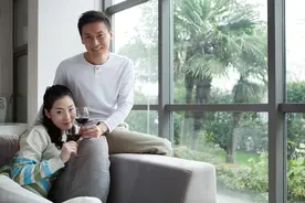 62岁大姐：退休后，我找了44岁的男人作伴，他很好，我不配图片