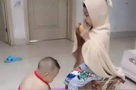 弟弟蹲地上给哥哥洗脚，就为了一口雪糕，网友：地位最低的二胎图片