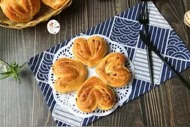 1个鸡蛋2碗面粉，不用油和水，搭配自制馅料，做松软香甜椰蓉面包图片