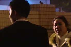 妻子发现丈夫酒店消费记录，卧底KTV半月，怒砸丈夫爱车！纪录片图片