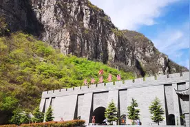 风景如画，但新手司机最好不要自己开车上龙卧岩图片