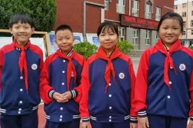 宁夏银川：老人在斑马线上摔倒 四名小学生合力相助图片