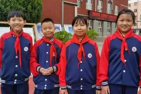 宁夏银川：老人在斑马线上摔倒 四名小学生合力相助图片