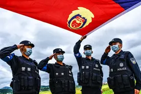 我和警旗同框图片