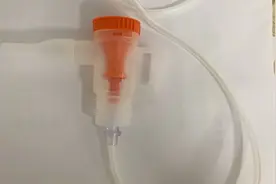 雾化治疗，危害比输液大？真实的雾化吸入是这样的，别误会图片