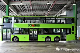 三个门、两个梯子，这辆双层巴士即将在坡岛街上载客图片